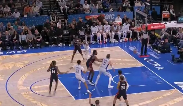 开云-哈登运球干拔三分再中，开局3中3连砍8分3助攻